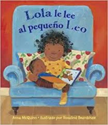 Picture of Lola le lee al pequeño Leo
